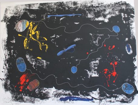 Fondo negro con formas abstractas en amarillo, azul, rojo y blanco.