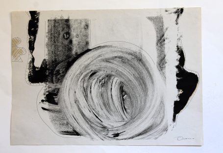 Composición abstracta en blanco y negro con formas en espiral y texturas variadas.